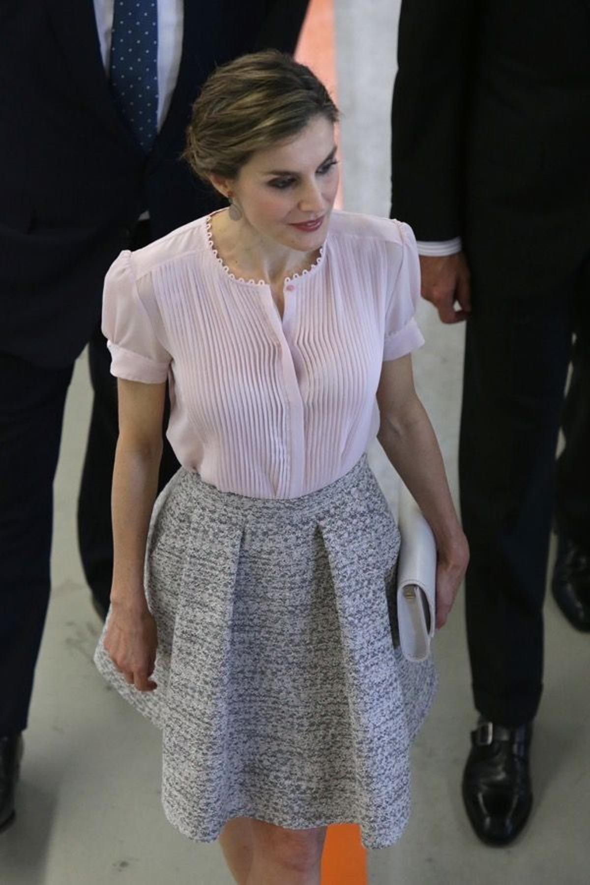 Letizia Ortiz con look lady visita la fábrica de Volkswagen Navarra