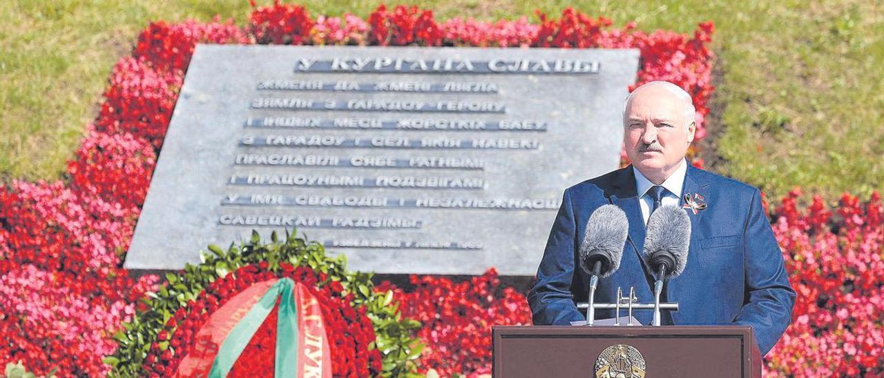 El presidente de Bielorrusia asiste a una ceremonia para conmemorar el Día de la Independencia del país, en las afueras de Minsk, el 3 de julio.
