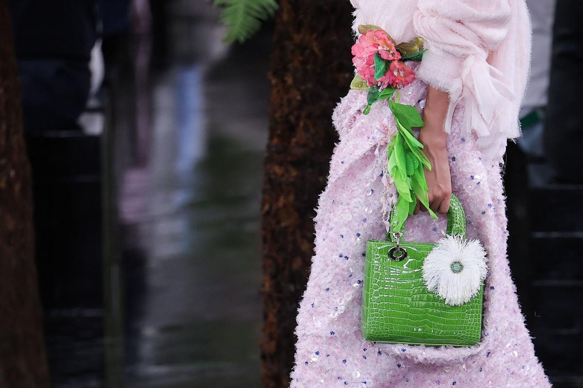 Un modelo de Christian Dior Women Haute Couture Fall/Winter 2026-2027 presentado en París.
