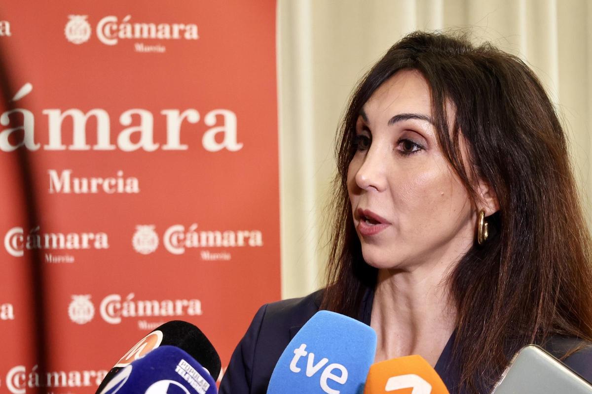 La presidenta de la Cámara de Comercio de Murcia, Miryam Fuertes, durante su balance ofrecido en Murcia este miércoles.