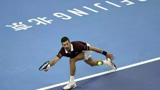Djokovic sigue con su idilio en Pekín para remontar a Bu
