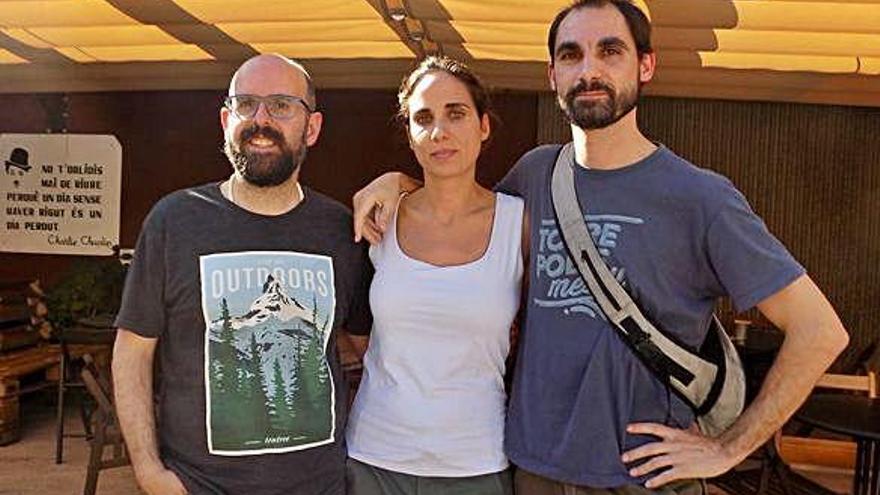 Els veïns d&#039;Artés Àngel Camacho, Lioba Vilarasau i Òscar Vilarasau, que van ser mentors d&#039;una persona refugiada