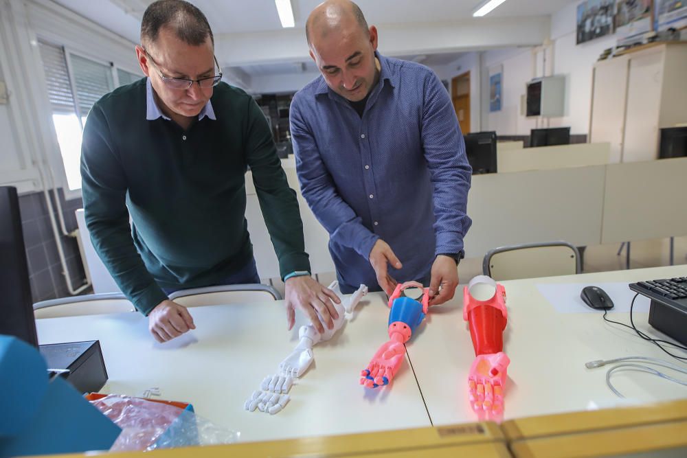 La prótesis de brazo en 3D que fabricaron dos profesores de Orihuela para una niña se mostrará en el museo WorldSkills de Shangái