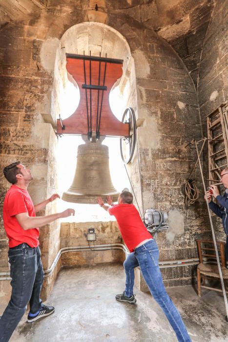 Imágenes de los campanarios de Santiago el Mayor, Catedral y Nuestra Señora de Monserrate en Orihuela y San Martín de Callosa. El Consell ha protegido como BIC sus campanas góticas.