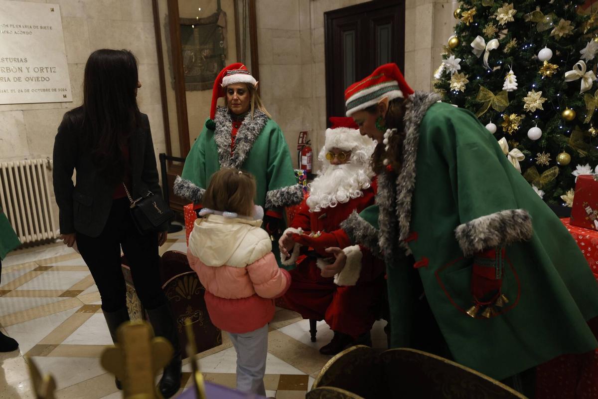 Papá Noel recibe a los niños en el Ayuntamiento de Oviedo tras suspenderse la Cabalgata