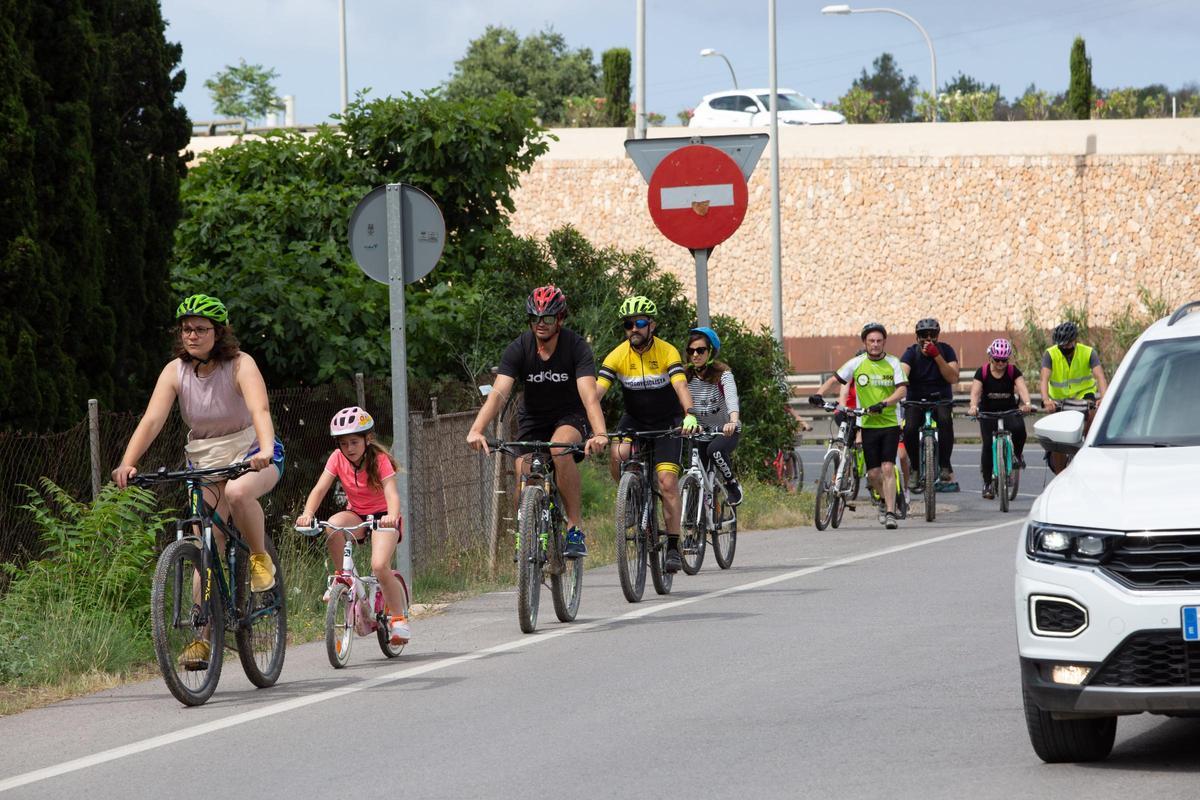 Imagen de archivo de una bicicletada popular para reclamar mejor conexión de carriles bici en Ibiza.