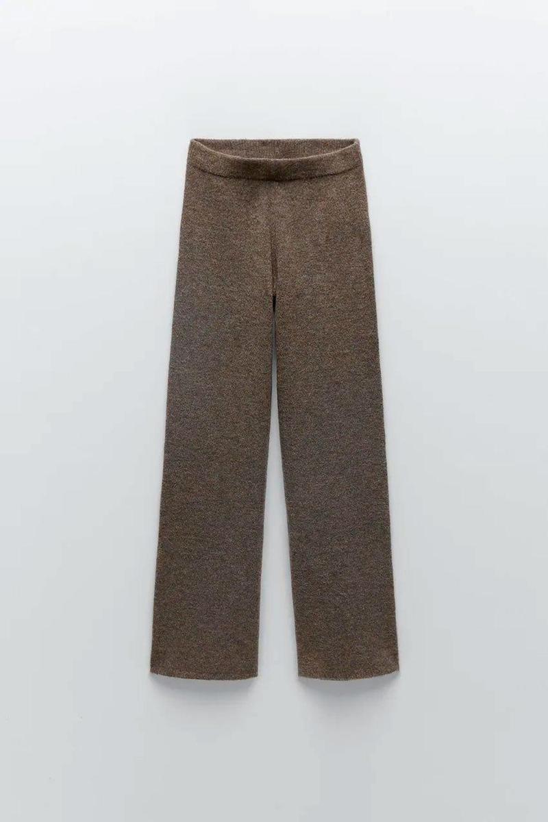 Pantalón punto textura de Zara. (Precio: 29,95 euros. Precio Black Friday: 17,97 euros)