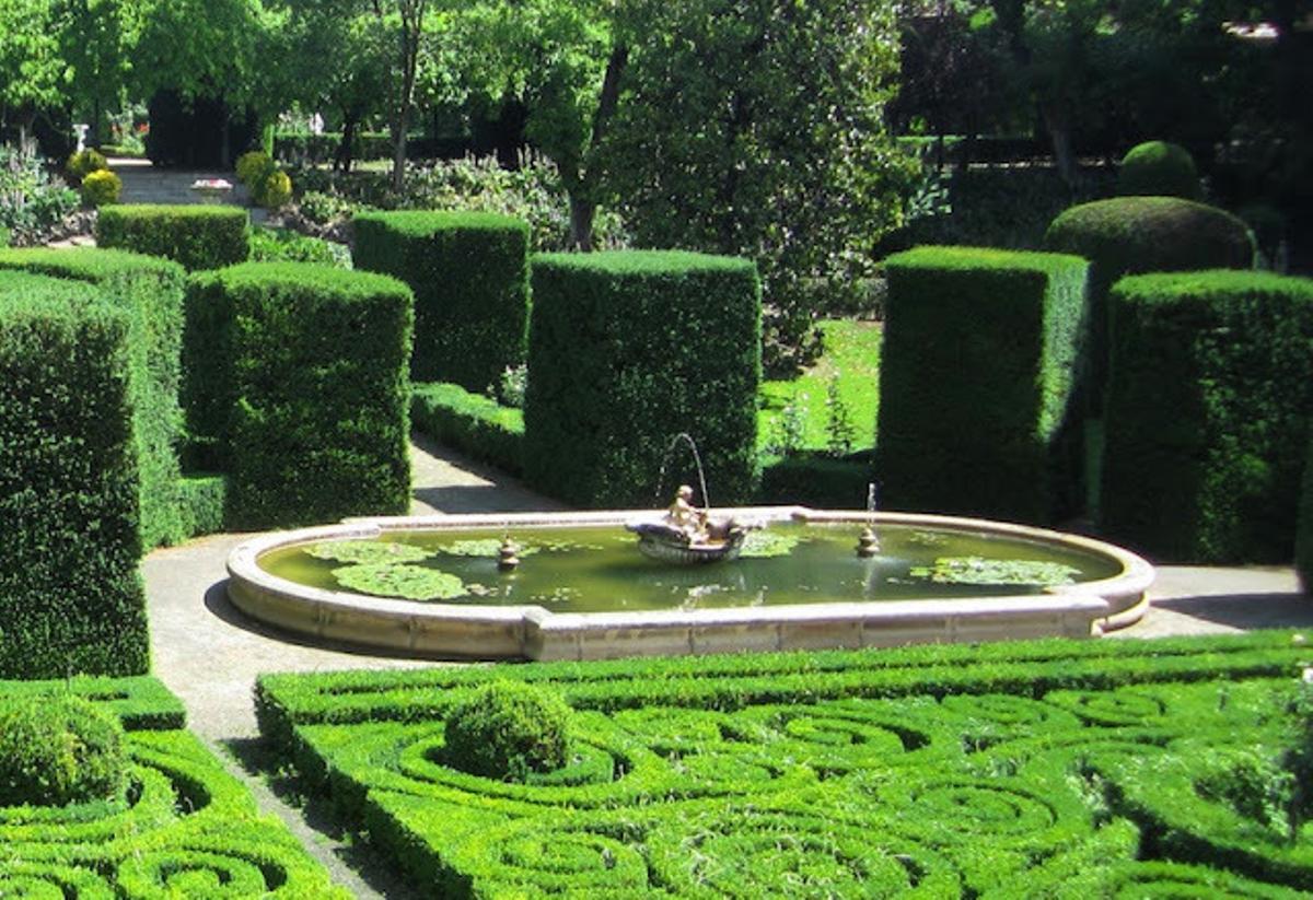 Una de las curiosidades menos conocidas del Palacio de Liria, es que el espacio situado delante de su fachada principal fue concebido inicialmente como una plaza de armas