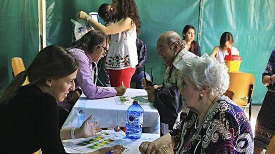 Varias personas en el interior de la carpa instalada en la Marina.