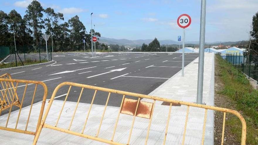 El aparcamiento público, aún cerrado, construido por Friscos, cuya sede se aprecia al fondo. // Noé Parga