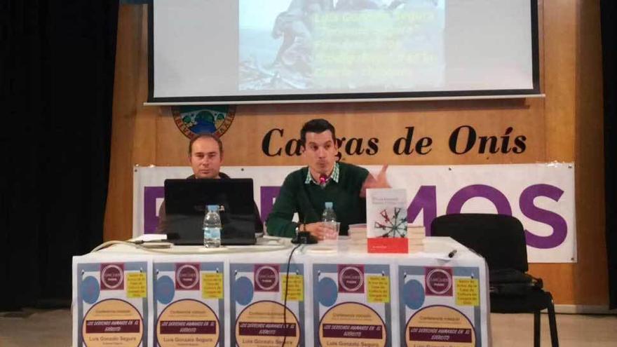 El secretario general de Podemos en Piloña, Toni López, y Gonzalo Segura, ayer en el coloquio de Cangas.