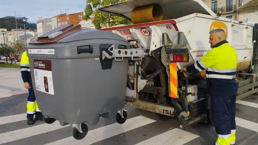 Un camión de basura recoge la materia orgánica del llamado contenedor marrón. |  // L. O.