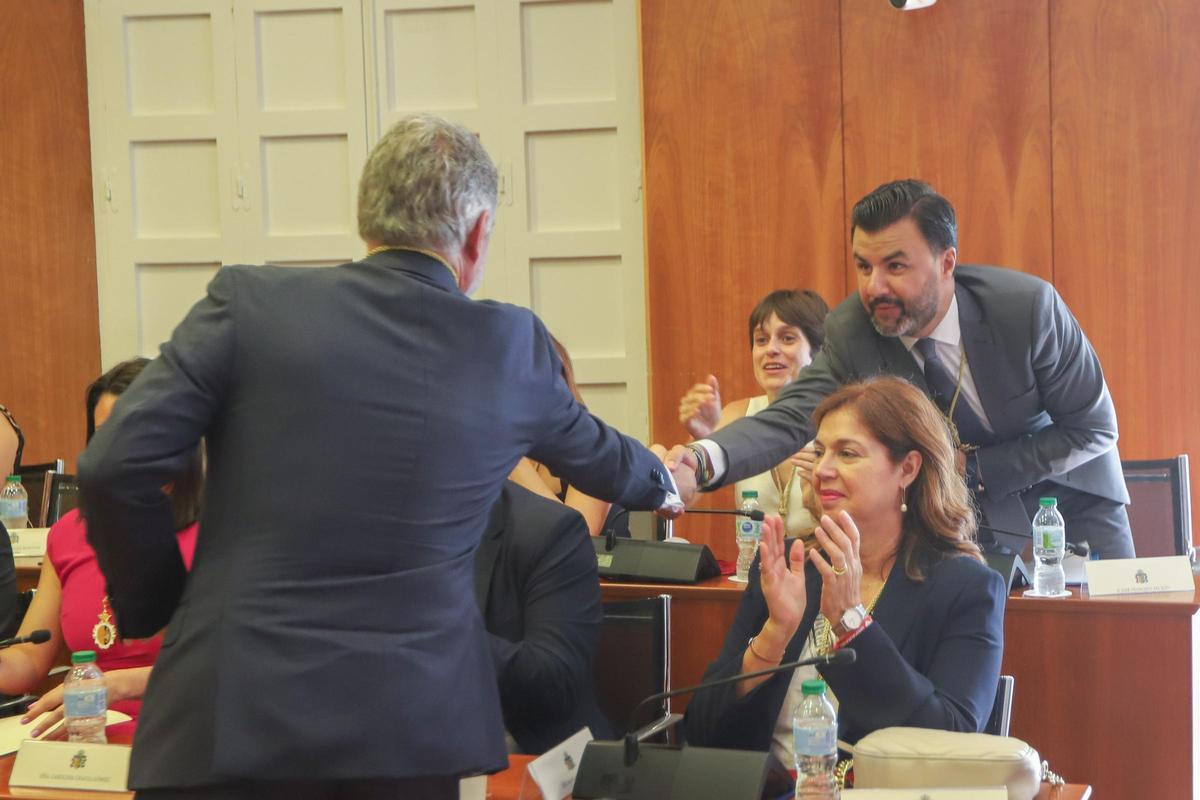 El alcalde de Orihuela, Pepe Vegara, de espaldas, saluda al portavoz de Cs, José Aix. en un pleno.