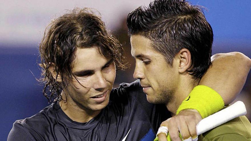 Nadal y Verdasco, abrazados tras el partido. / petar kujundzic