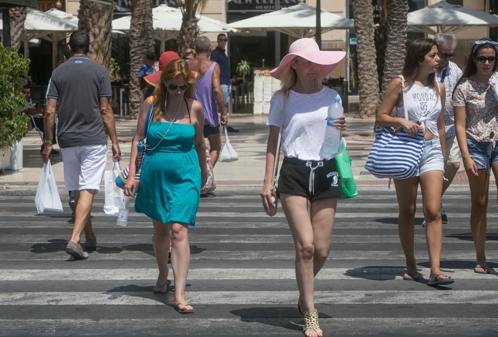 Transeuntes disfrutando del calor en Alicante