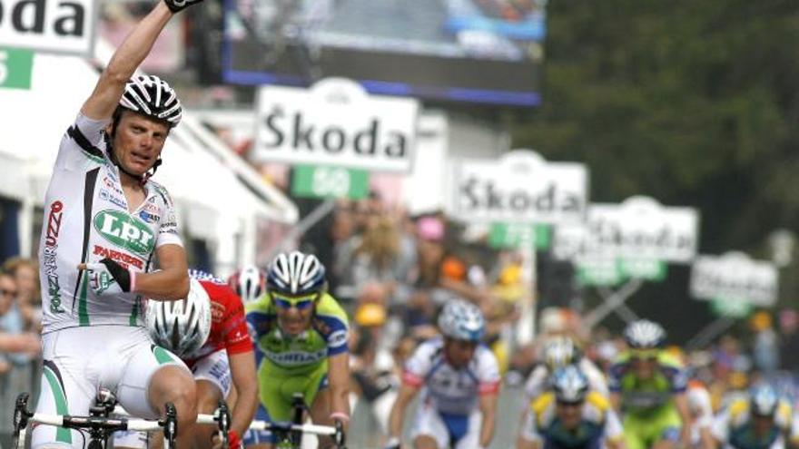 El ciclista italiano Danilo Di Luca (i) celebra su victoria en la cuarta etapa del Giro de Italia, la primera con final en alto, que ha discurrido a lo largo de 162 kilómetros entre Padua y San Martino di Castrozza, en San Martino di Castrozza hoy, martes 12 de mayo.