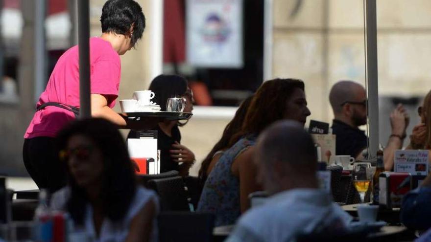 Una camarera atiende una terraza en Pontevedra. // Gustavo Santos
