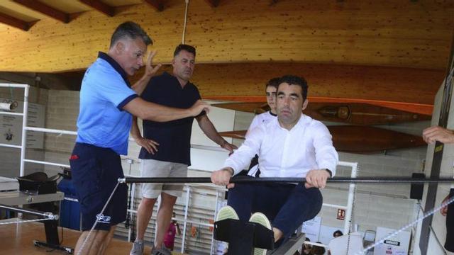 Luis López con el presidente de la federación y el olímpico Carlos Pérez, practica en el gimnasio del club. | GONZALO NÚÑEZ