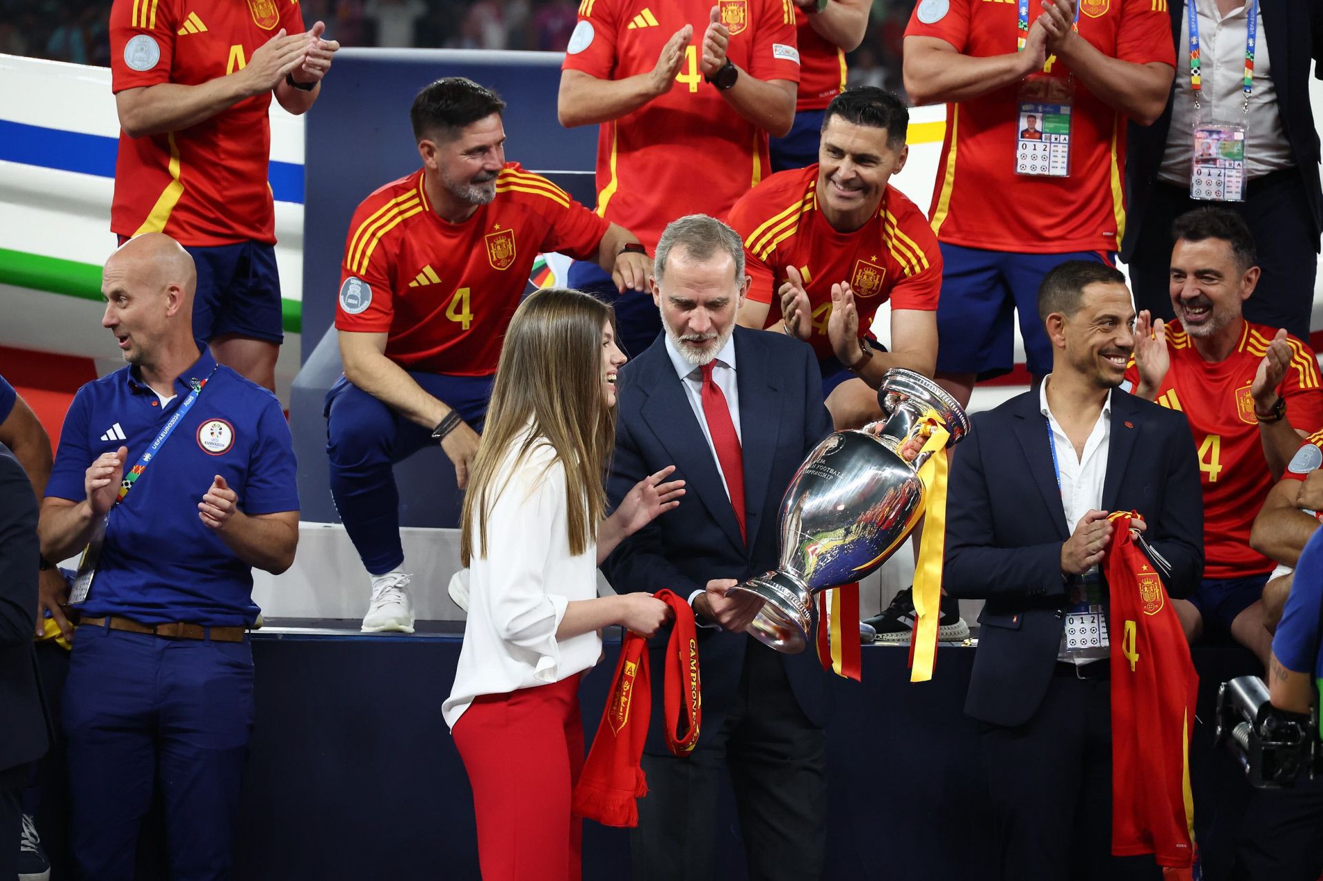 El Rey Felipe y la infanta Sofía con la copa en la final de la Eurocopa 2024