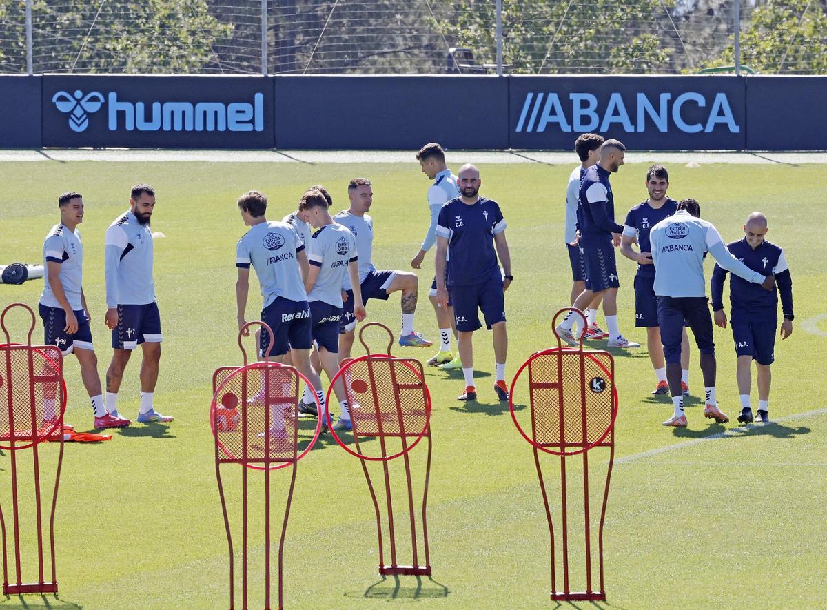 Claudio Giráldez, entre los jugadores, al inicio del entrenamiento del Celta, ayer en Afouteza