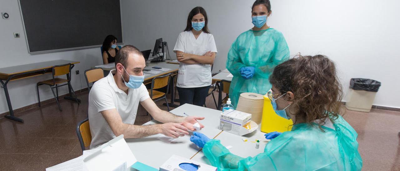 Toma de muestras en la facultad de Ciencias de la Salud para conocer la inmunidad de estudiantes y trabajadores de la universidad. ALEX DOMÍNGUEZ