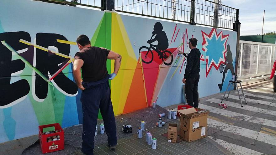 «El Bice» ha dado forma al nuevo grafiti. | AYUNTAMIENTO CANET