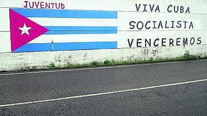 Mural de apoyo al régimen castrista en el paseo marítimo.