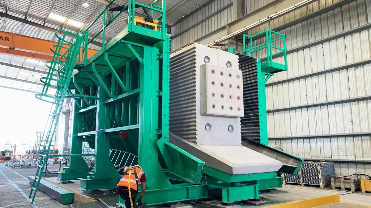 Un nuevo molde hidráulico de Moldtech para pilas de puente prefabricadas que se está utilizando en las obras de construcción de una línea ferroviaria de alta velocidad en Reino Unido.