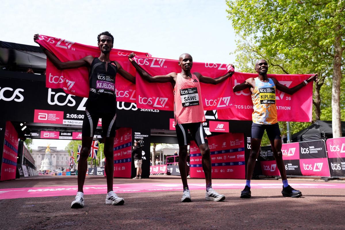 Sabastian Sawe (centro), Yomif Kejelcha (izquierda) and Jacob Kiplimo (derecha).
