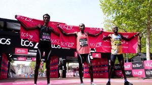 Sabastian Sawe (centro), Yomif Kejelcha (izquierda) and Jacob Kiplimo (derecha).