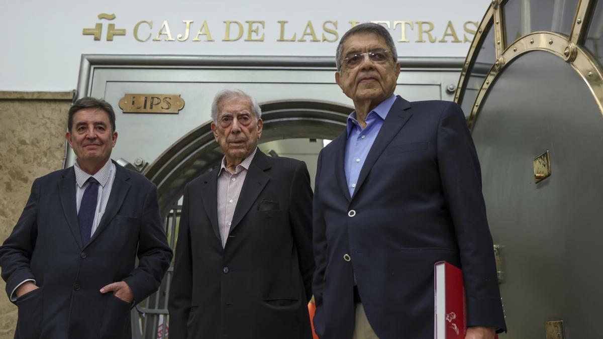 El nobel de Literatura Mario Vargas Llosa (c) junto al poeta y director del Instituto Cervantes, Luis garcía Montero (i), y el escritor Sergio Ramírez (d), visita la Caja de las Letras de la institución con motivo de un ciclo dedicado a él y a su obra, este martes en la sede del Instituto Cervantes en Madrid.