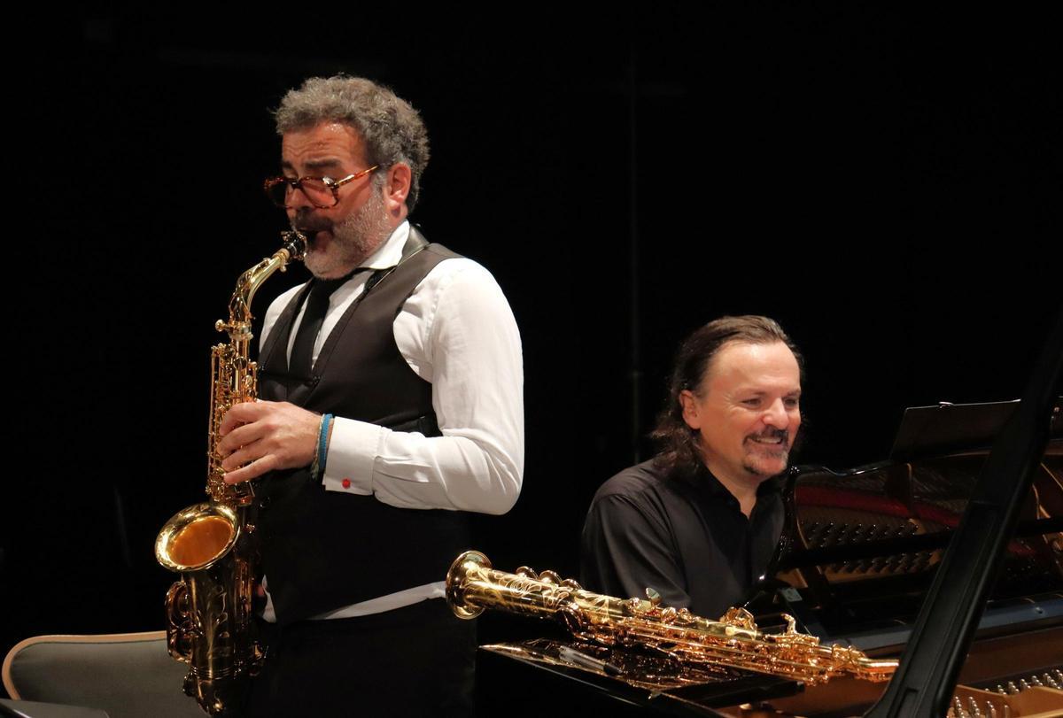 Imagen de Rodrigo Vila al saxofón y Alfredo Oyágüez al piano en uno de sus conciertos.