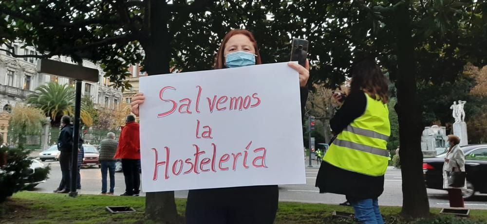 Cientos de profesionales de la hostelería asturiana salen a la calle para reclamar ayudas