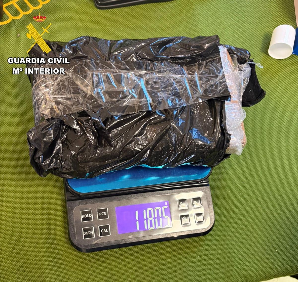 La droga intervenida en el vehículo.