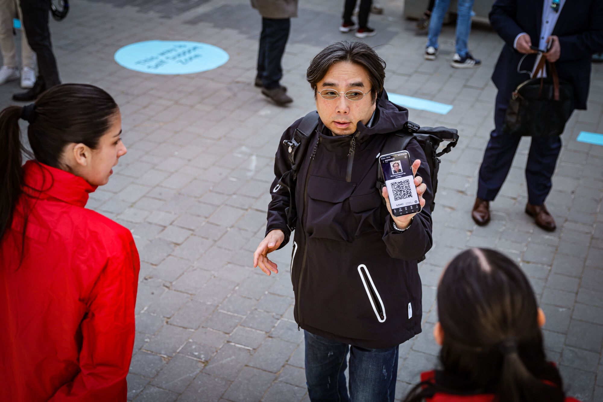 Un home ensenya el seu codi QR per entrar al Mobile