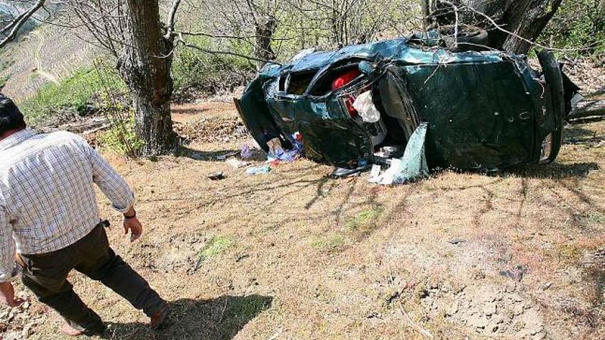 Un muerto y cuatro heridos al despeñarse un coche desde 15 metros en Ourense