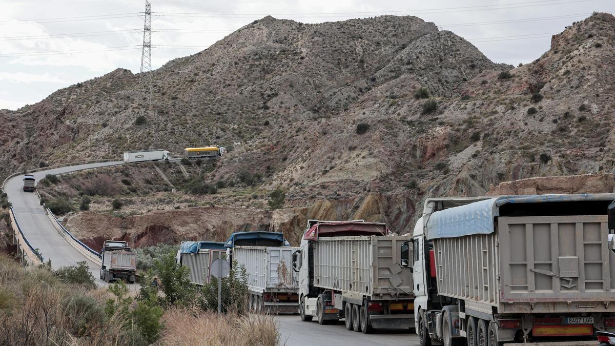Camiones con basura de la dana aguardan hasta dos horas para entrar y descargar en en vertedero de Xixona