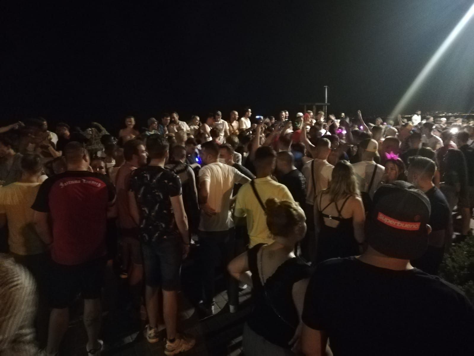 Nuevo botellón en Platja de Palma pese a las restricciones