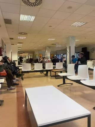Continúa la presión en las Urgencias de los hospitales de Zaragoza: "Nos han dicho que nos armemos de paciencia porque hay mucha gente"