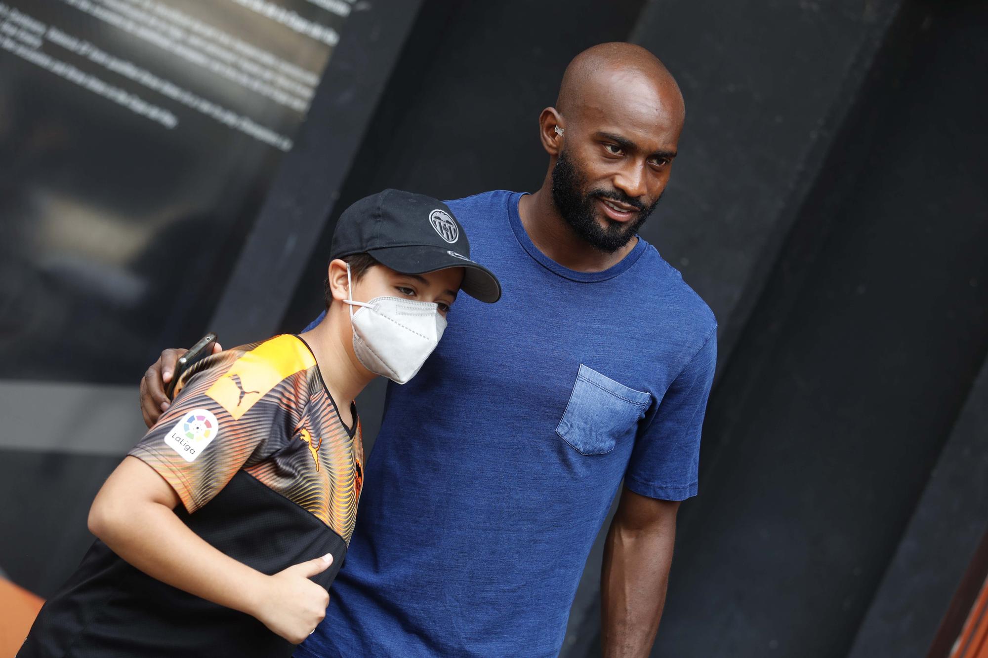 La afición valencianista se vuelca con el equipo a la salida de Mestalla