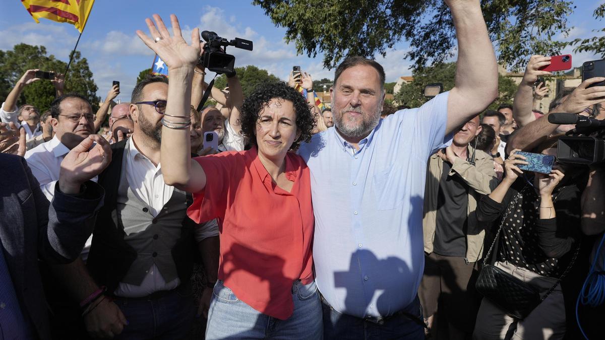 La secretaria general de Esquerra Republicana, Marta Rovira, junto a Oriol Junqueras en Cantallops en su regreso a Catalunya