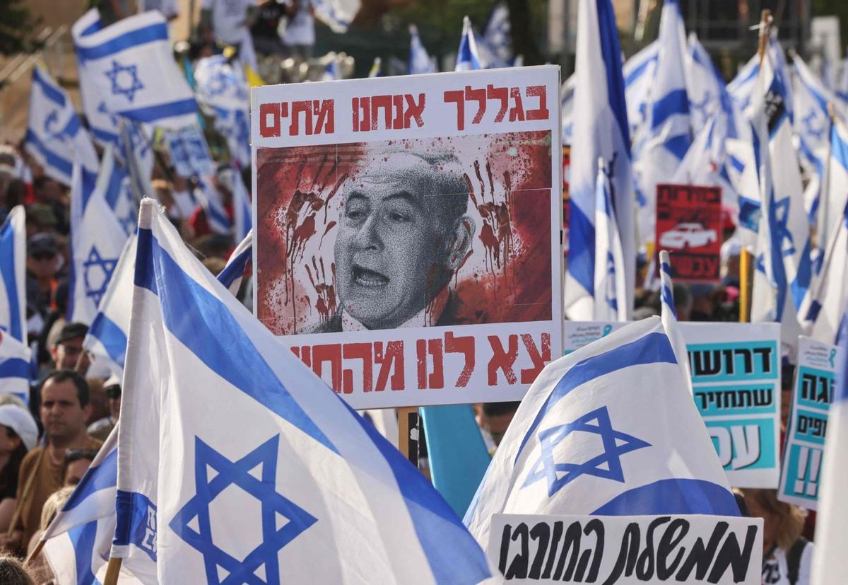 Ciutadans israelians es manifesten contra el primer ministre, Benjamin Netanyahu. | MENAHEM KAHANA / AFP