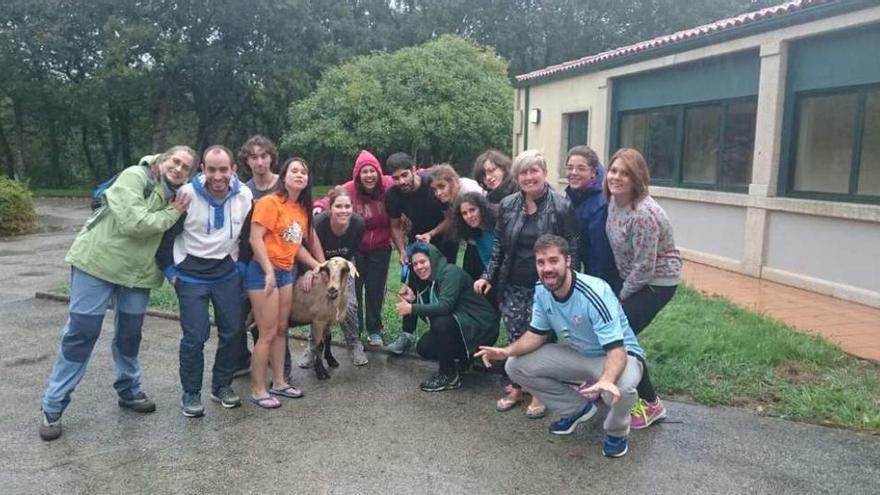 Un grupo de participantes del campamento, junto a una cabra.