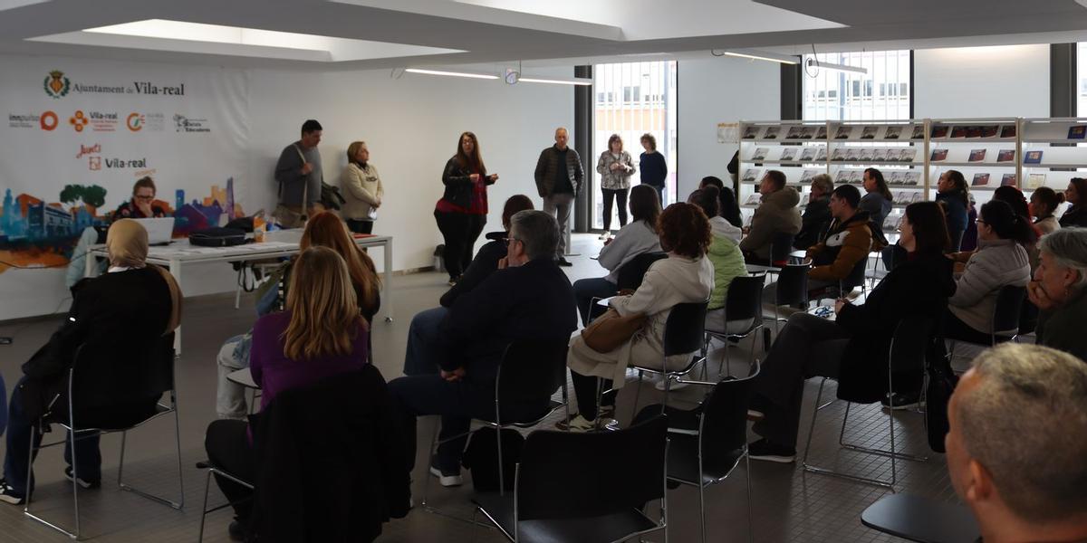 La concejala de Economía de Vila-real, Ana Torres, ha recibido en la Biblioteca Universitària del Coneixement a los beneficiarios del nuevo taller de empleo.