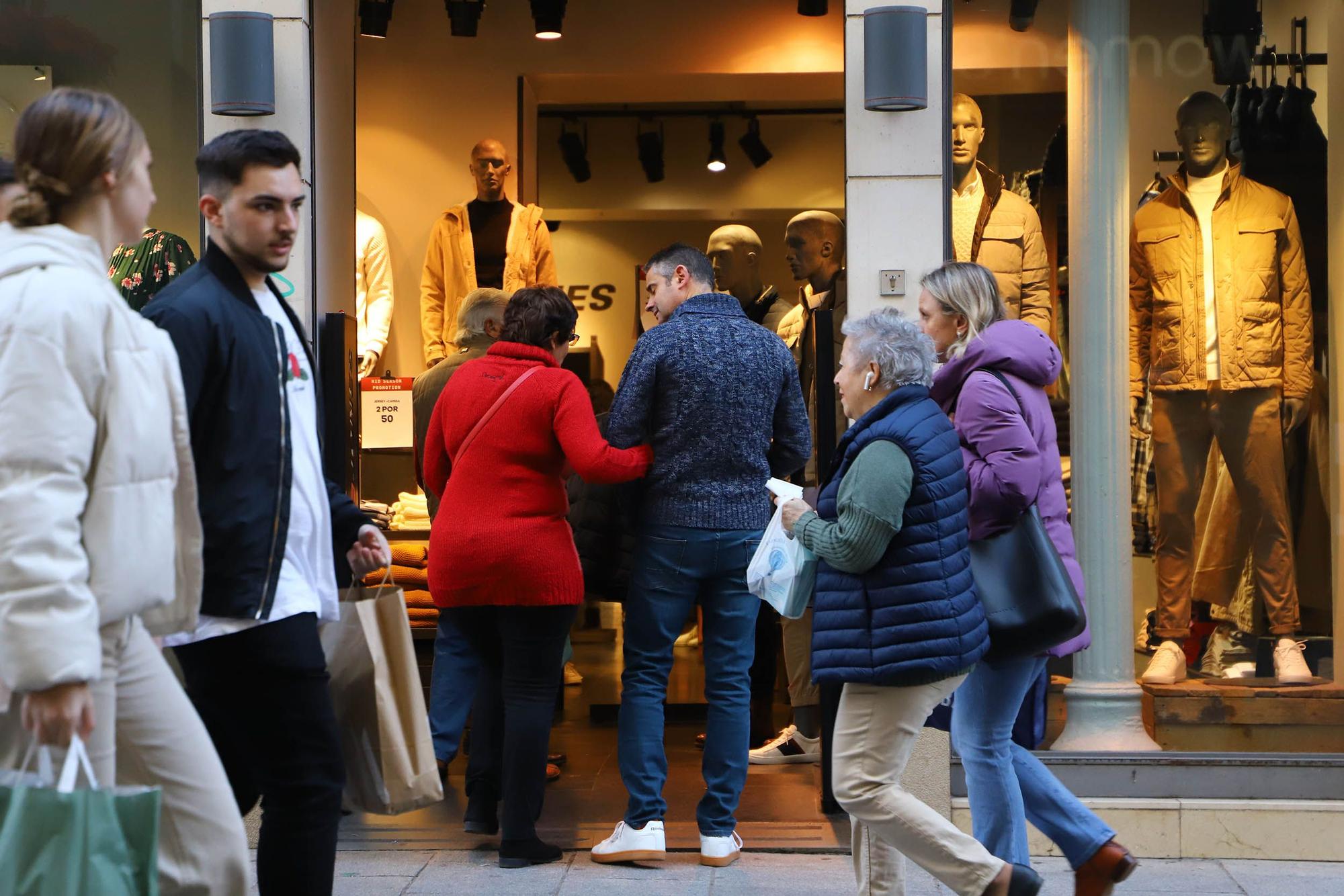 Colas y "mucha venta" en los comercios de Córdoba durante el festivo