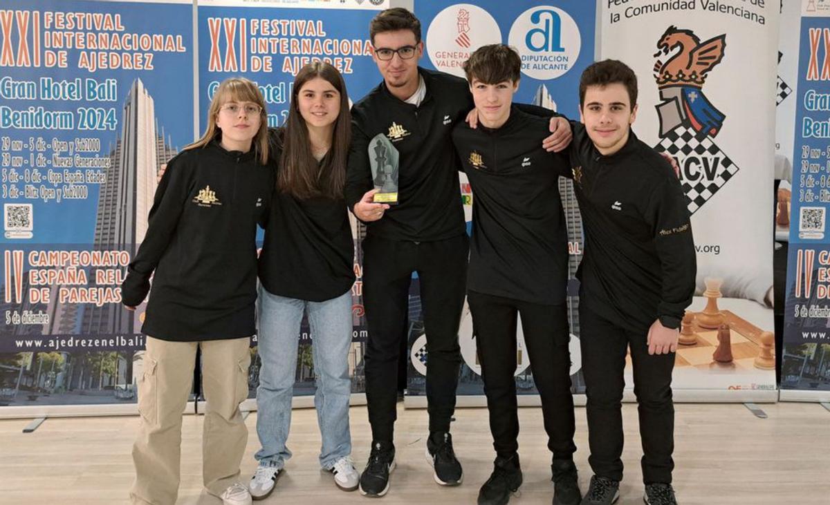 El equipo juvenil, con el trofeo tras proclamarse subcampeones.