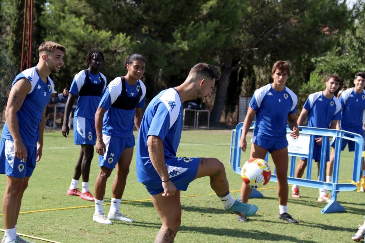 Fran Sol controla el balón durante un entrenamiento.