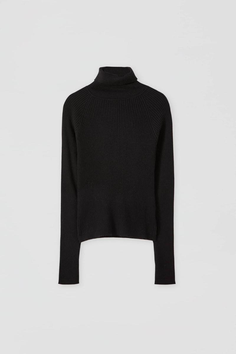 Jersey básico negro de cuello alto, de Pull &amp; Bear (15,99 euros)