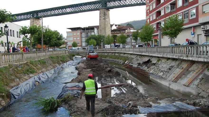 La reparación del muro del canal del río Alvedosa, con el agua desviada al margen derecho.  // FdV