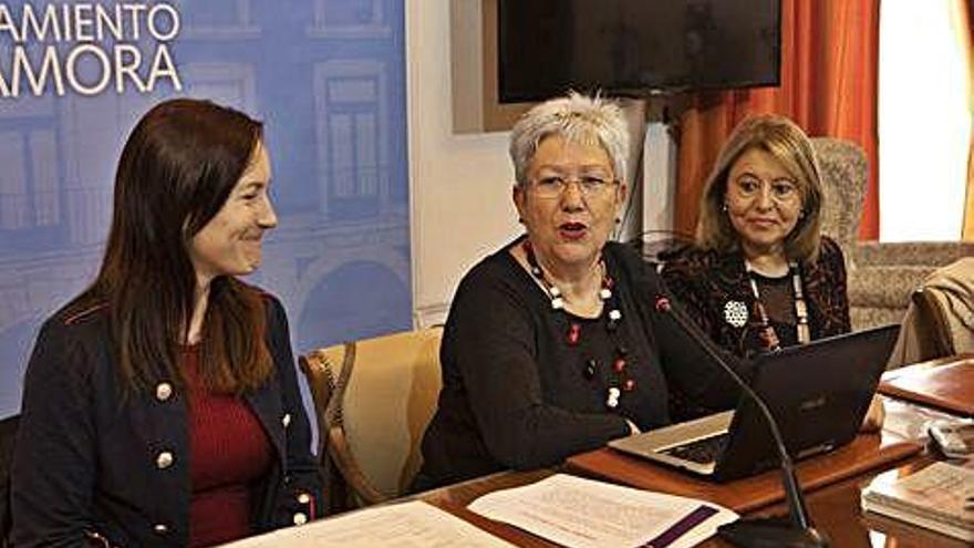 Carmen Álvarez, concejala de Igualdad, junto a Cristina Garabito y Pilar de la Higuera.